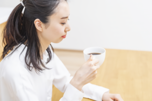 コーヒーを飲む女性の写真