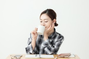コーヒーを飲む女性の写真