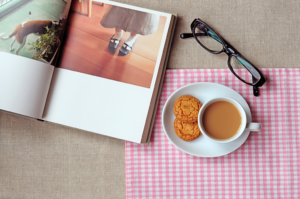 本とメガネとクッキーの写真