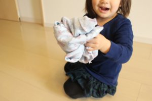 洗濯物を畳む幼児