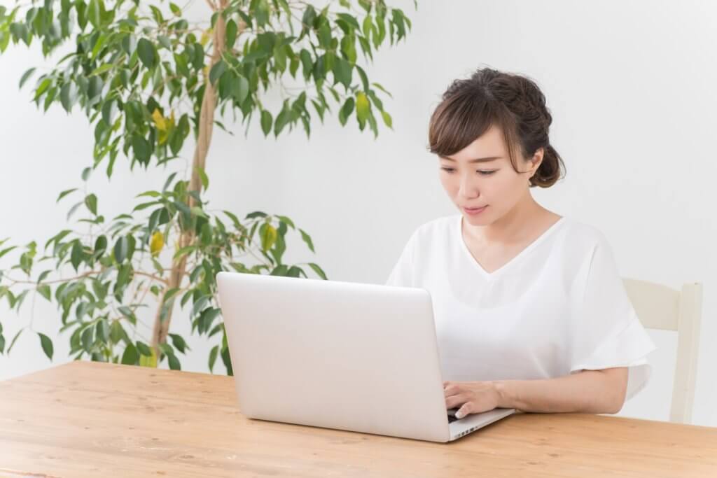 女性がパソコンをしている様子の写真