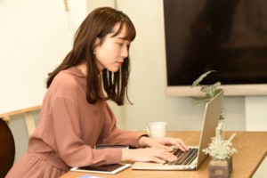 パソコンをする女性の写真