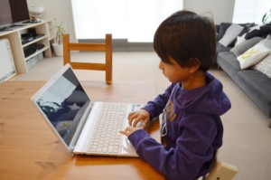 パソコンで勉強をしている子供の様子の写真