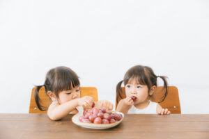 ご飯を食べる子供の写真