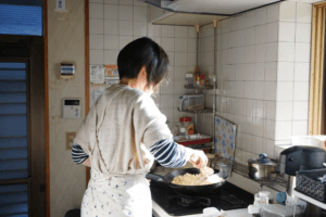 台所で調理中の女性