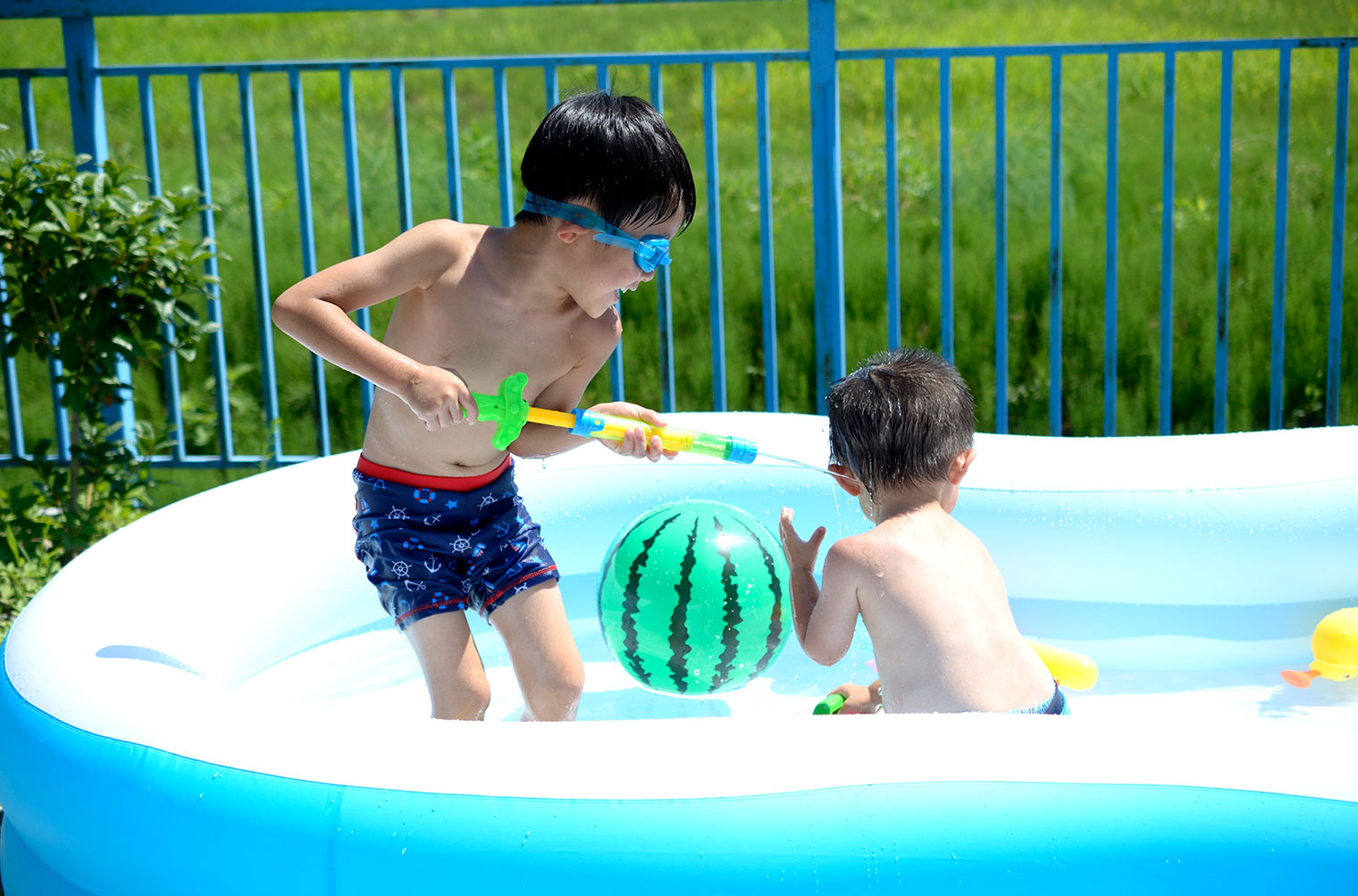 プール遊びを楽しむ男の子兄弟