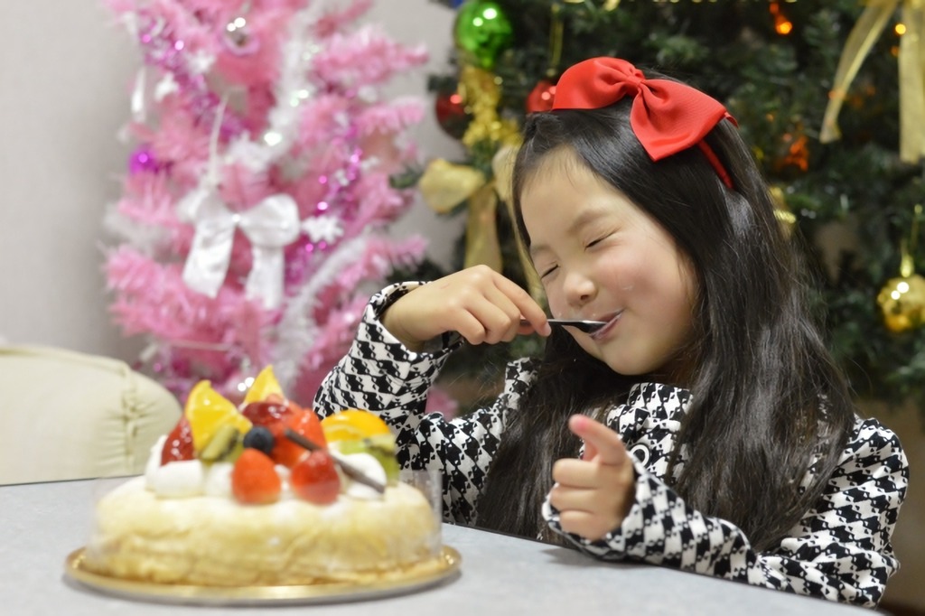 ケーキを食べる女の子の写真