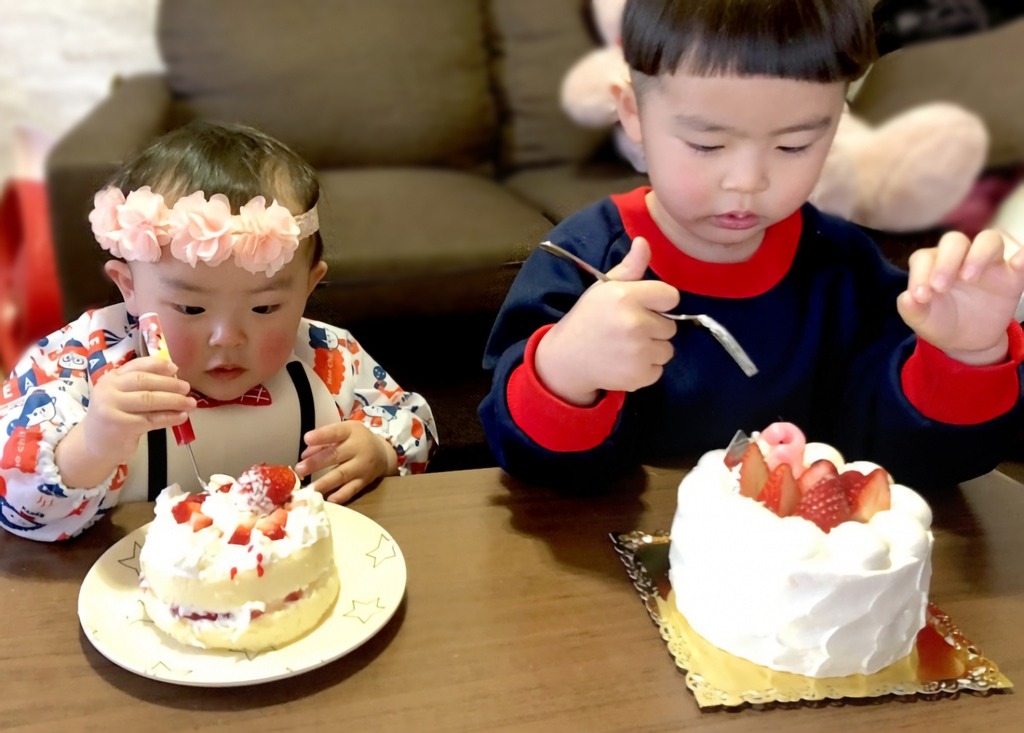 ケーキを食べる子供