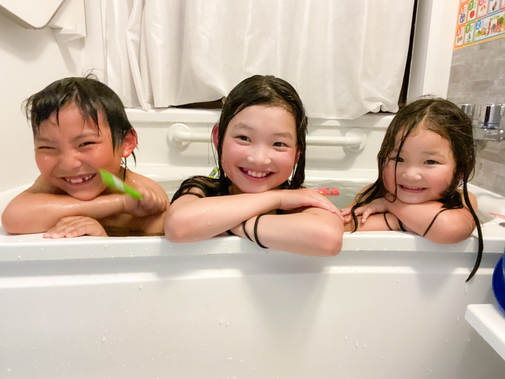 仲良く入浴する子供たちの写真