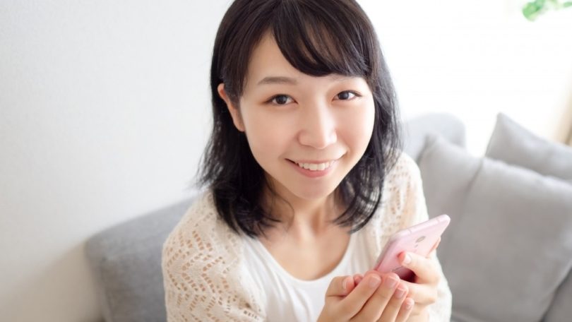 スマホを持つ女性