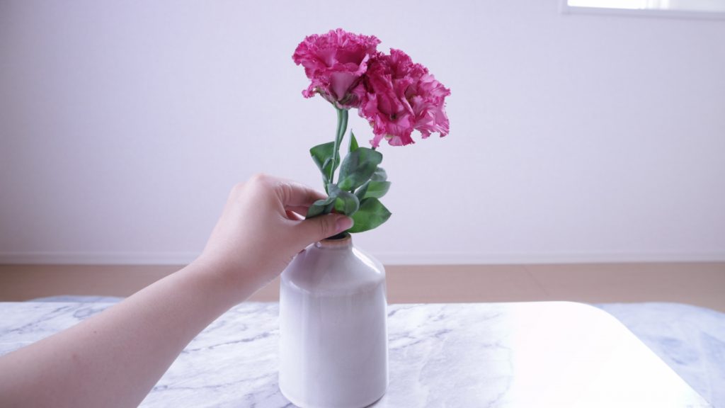 花瓶にお花を入れている写真